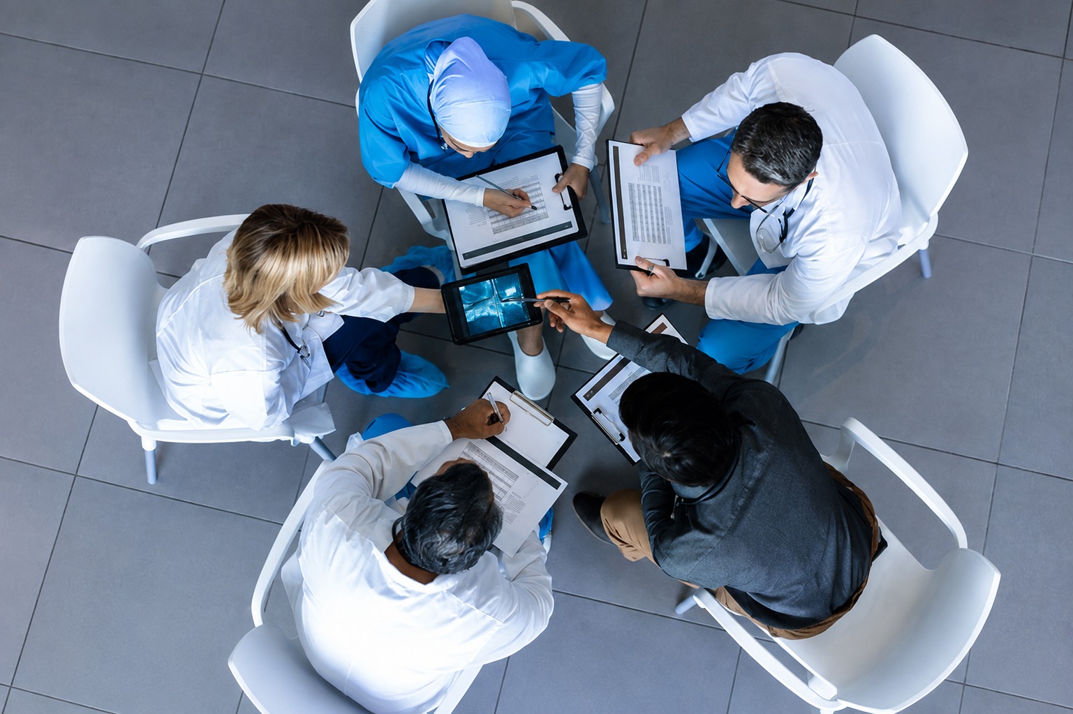 Equipe médica em reunião de diagnóstico